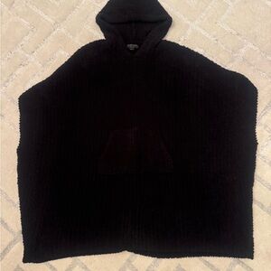 Barefoot Dreams The Cozy retails for $150 like new